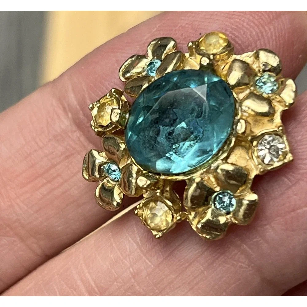 Vintage Screw Back Earrings Gold Tone Blue Rhinestone Floral Cluster Clip On‎